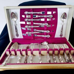 Vintage 1847 Rogers Bros. HERITAGE Silverplate Service for 8